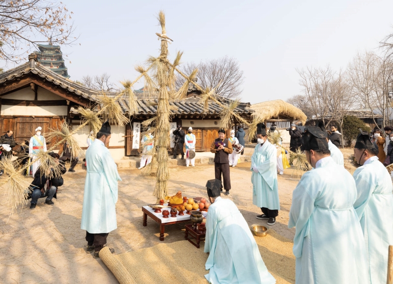 Byeotgaritdae, a traditional ceremony to erect a pole filled with bags of grain, ties the bottom of a bundle of rice straw, wraps grains such as rice, barley, foxtail millet, proso millet, sorghum, beans and red beans in it, and raises the pole in a yard to pray for a good harvest. (National Folk Museum of Korea)