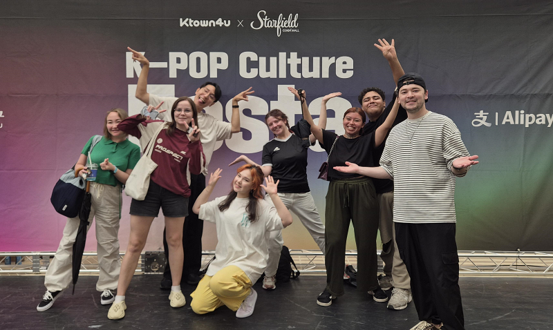 The Seoul Metropolitan Government through November is running a Hallyu-themed tourism program for international sightseers. Shown is a K-pop dance class. 