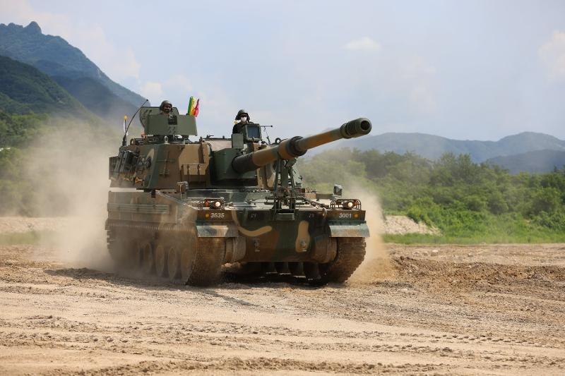 The nation's share of the global defense market last year reached 2.1%. Shown is a tank with the domestically developed K9 Thunder, a self-propelled howitzer, to be exported to Romania for KRW 1.3 trillion. (Hanwha Aerospace's official Facebook page)