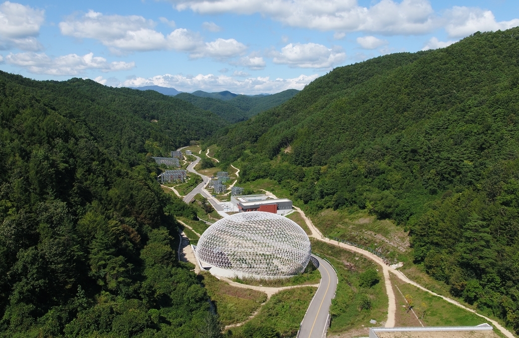 The Research Center for Endangered Species was opened in October 2018 by the Ministry of Environment in Yeongyang-gun County, Gyeongsangbuk-do Province. (National Institute of Ecology) 