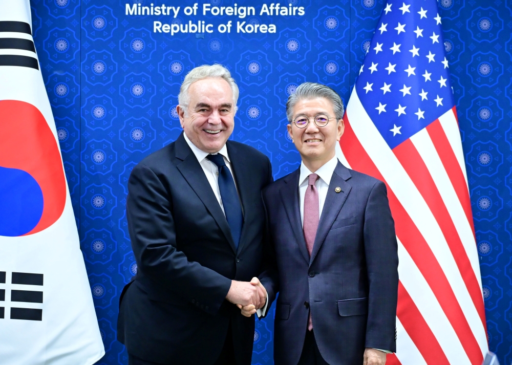 First Vice Minister of Foreign Affairs Kim Hong Kyun (right) and U.S. Deputy Secretary of State Kurt Campbell on Oct. 16 exchange a handshake at their bilateral talks held at Government Complex-Seoul in the capital's Jongno-gu District. (Ministry of Foreign Affairs) 