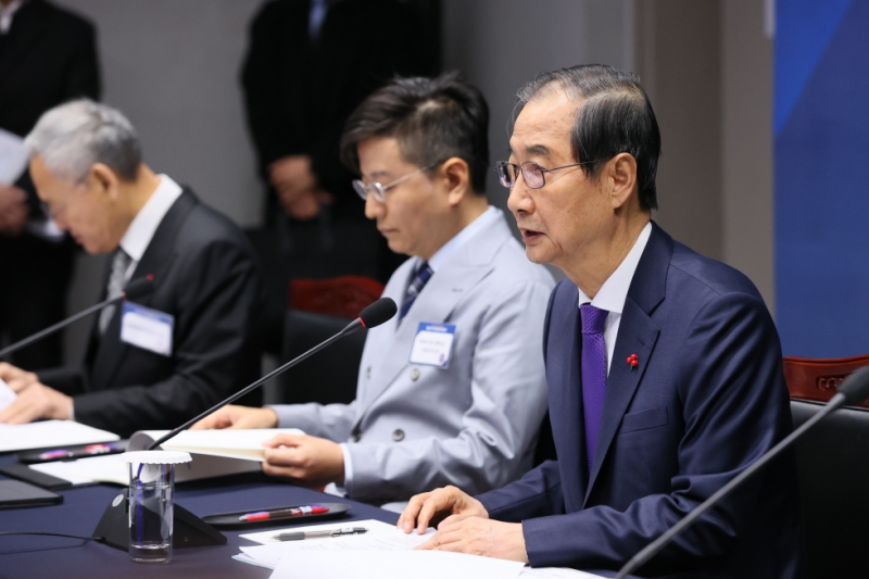 Acting President and Prime Minster Han Duck-soo (right) on Dec. 26 chairs the National Tourism Strategy Meeting at the National Museum of Korea in Seoul's Yongsan-gu District. (Office for Government Policy Coordination, Prime Minister’s Office)  