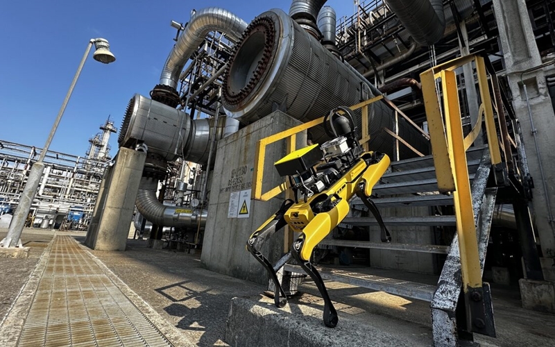 A newly enacted law has set the basis for the national development of artificial intelligence. Shown is an intelligent robotic dog inspecting SK Innovation's Ulsan CLX factory in Ulsan's Nam-gu District. (SK Innovation)