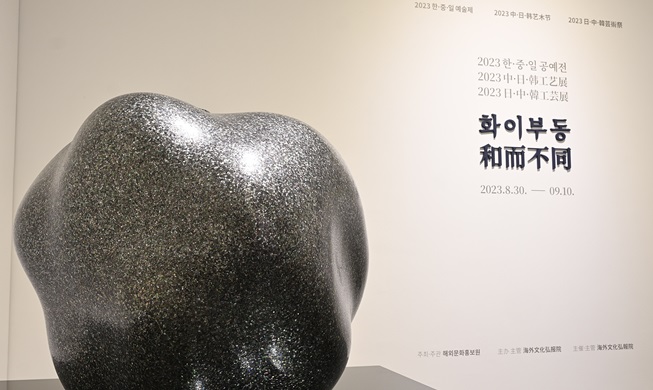 Exhibition displays craftworks from Korea, China, Japan