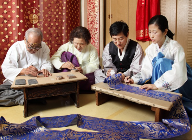 Masters of gold leaf craft preserve 170-year family tradition