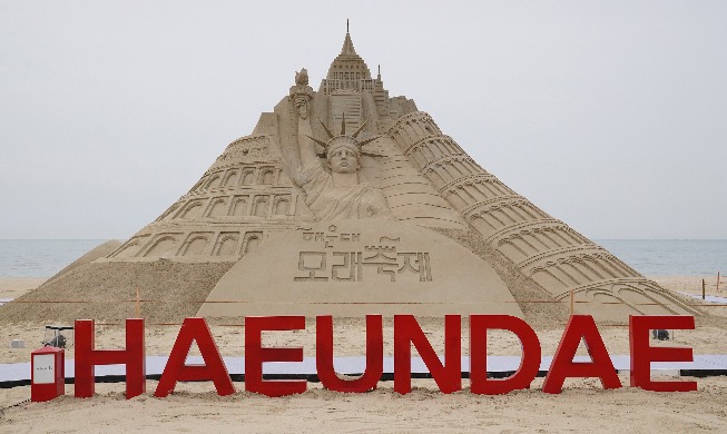 Sand sculptor discusses works, Haeundae Sand Festival in Busan