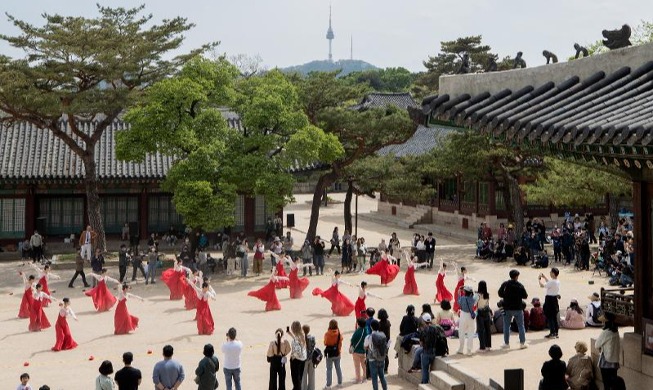 Festival at royal palace amid spring in full bloom