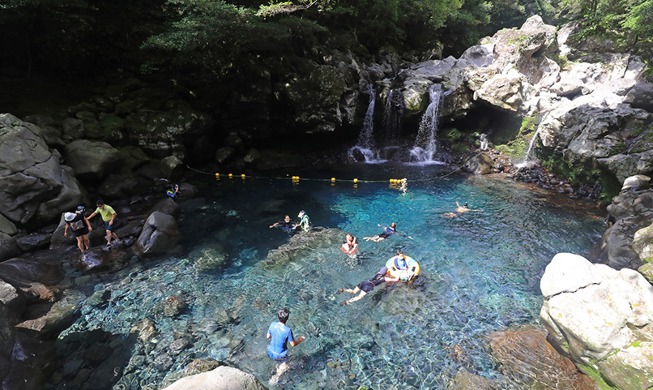 [Korea in photos] Water activities at Jeju Island's Wonangpokpo Falls