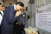 Former Japanese PM offers heartfelt apology 