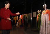 President visits Musee des Arts Decoratifs in Paris