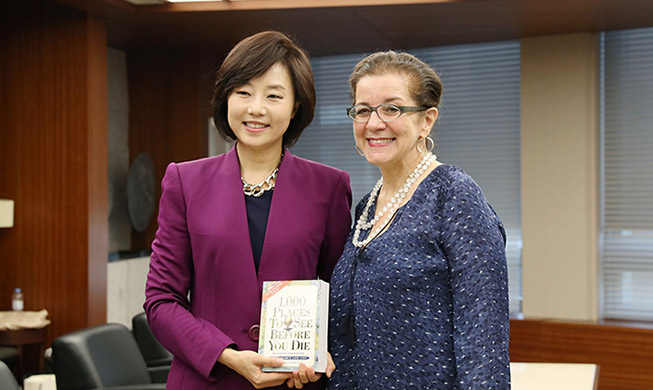 Minister meets best-selling travel author