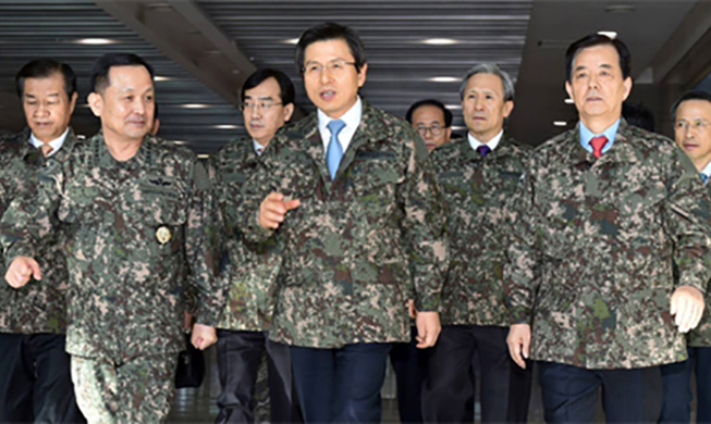 Hwang visits JCS in first field tour as acting president