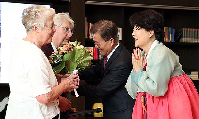 President Moon meets with German medical personnel