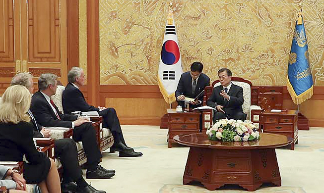 President Moon meets with U.S. Senate subcommittee 