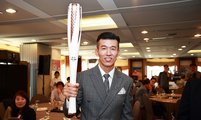 Seoul 1988 Paralympic torch returns for PyeongChang 2018