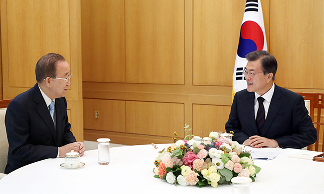 President Moon meets Ban Ki-moon ahead of UN General Assembly