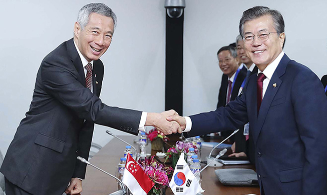 President Moon holds summit with Singaporean leader