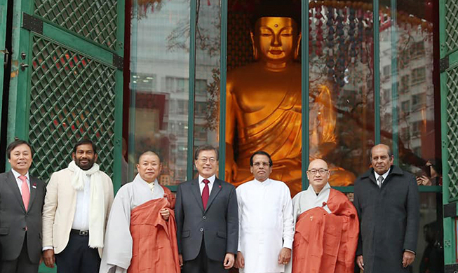 President Moon greets Sri Lankan leader at Jogyesa Temple