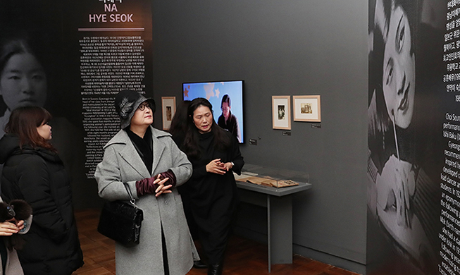 First lady attends exhibit on ‘new women’ with female entrepreneurs