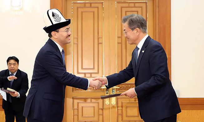 President Moon welcomes 5 new ambassadors