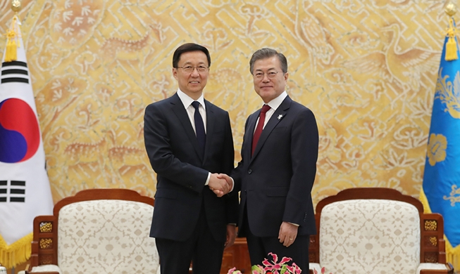 President Moon meets Chinese special envoy