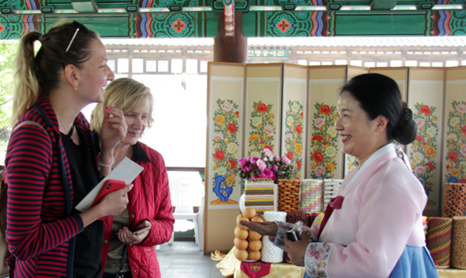 Traditional foods from South, North Korea showcased in Seoul