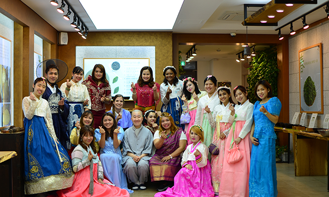 Experiencing Hanbok, traditional tea