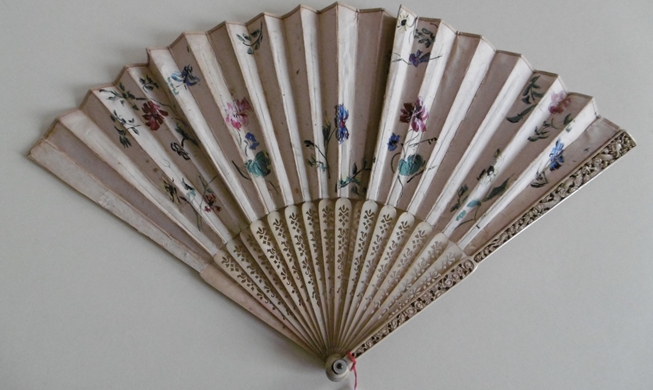 Joseon luxury folding fans found in Paris