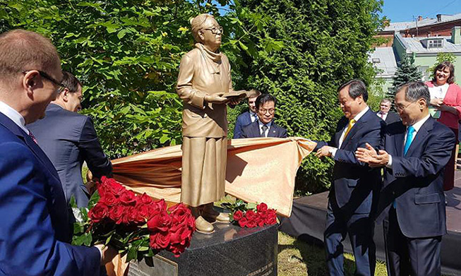 Bronze statue of Korean author set up in Russia