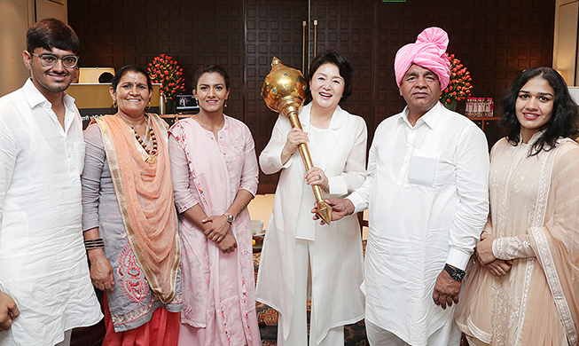 First lady meets 'Dangal' family, 'You're all gold medalists'