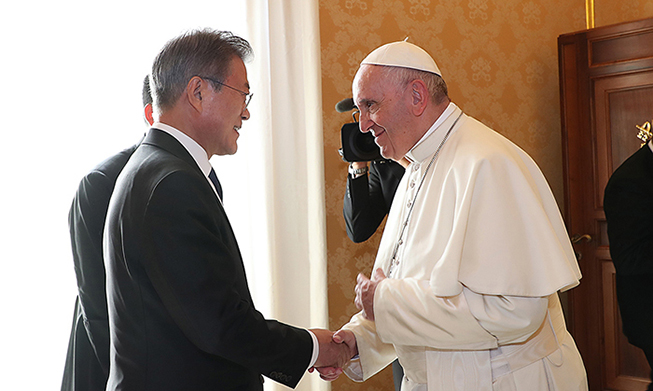 President Moon meets Pope Francis at Vatican