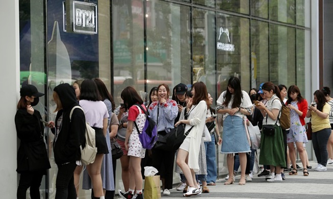 Number of tourists rise with the winds of peace in Korea