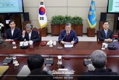 Opening Remarks by President Moon Jae-in at Meeting with His Senior Secretaries