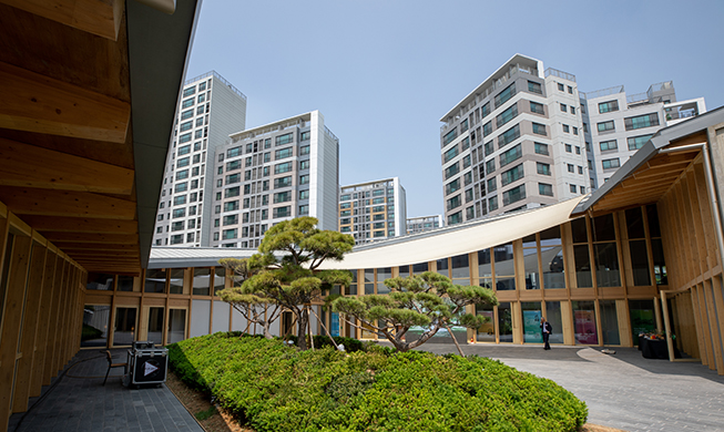 Swiss Embassy in Seoul unveils new Hanok-style building