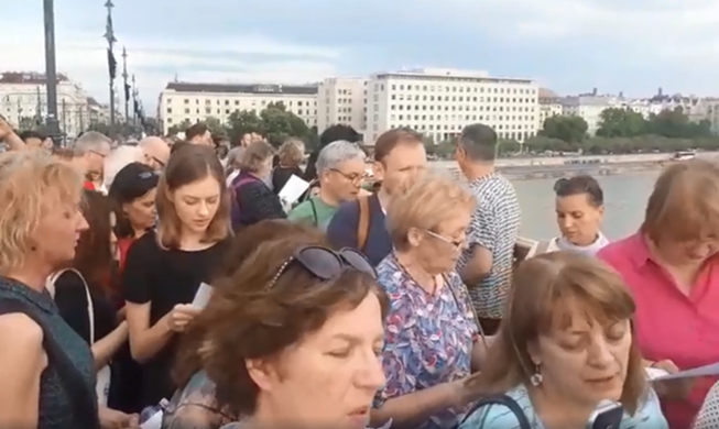 Hundreds sing 'Arirang' in Budapest to remember boat collision victims