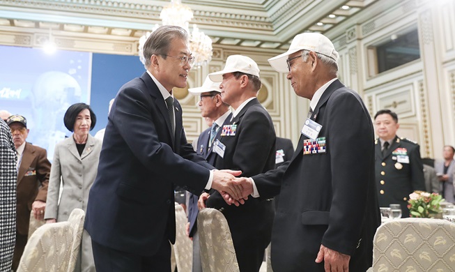 President Moon hosts luncheon for Korean War veterans