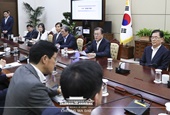 Opening Remarks by President Moon Jae-in at Meeting with His Senior Secretaries