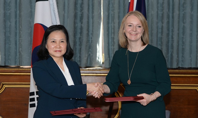 Korea signs free trade deals with UK, Israel