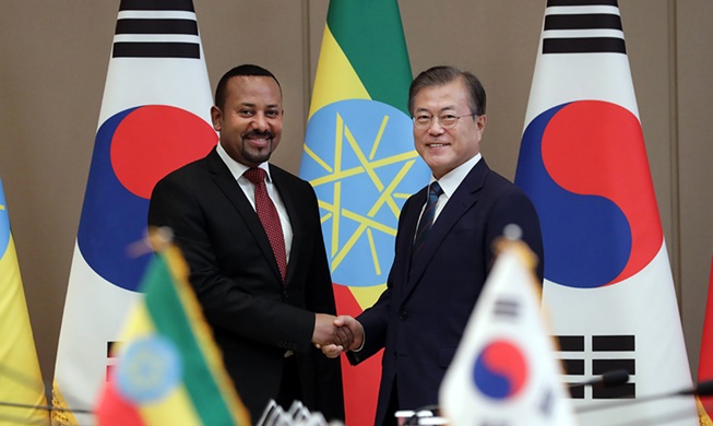 President Moon hosts bilateral summit with Ethiopia