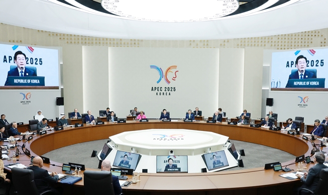 World's eyes turn to Gyeongju as main APEC summit starts