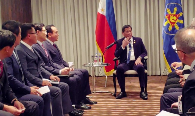 9 Korean companies hold talks with Philippine president in Busan