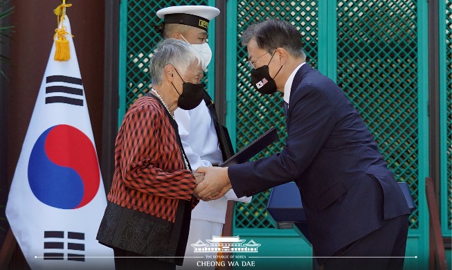 President Moon awards medals to 2 patriots in Hawaii