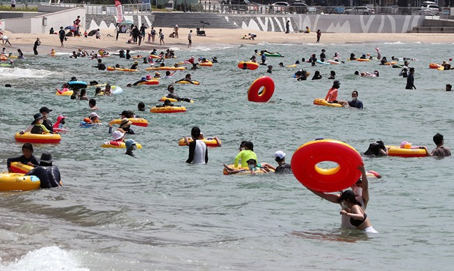 [Korea in photos] Summer crowds at Busan's Haeundae Beach