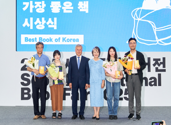 Seoul Int'l Book Fair honors pocket-size guide to mountains