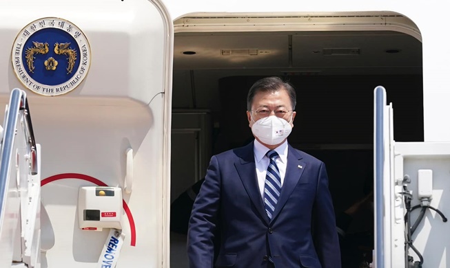 President Moon arrives in Washington for 5-day US visit