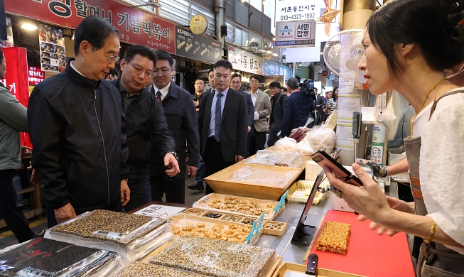 PM Han Duck-soo visits traditional market in Seoul