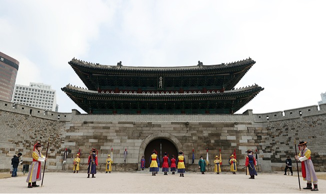 Reenacting ceremonies to open and close Sungnyemun Gate