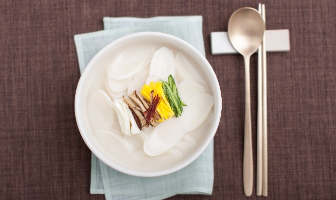 Making rice cake soup on Seollal (Lunar New Year)