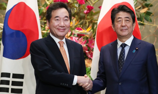 PMs of Korea, Japan discuss mending strained ties, stress communication