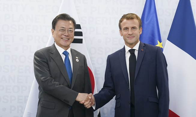 🎧 President Moon congratulates French leader's reelection